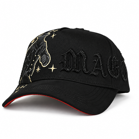 MONEY MAKERS MAGO RED, gorra negra, vista de tres cuartos, sobre fondo blanco.