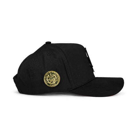 Gorra 90129730, vista lateral derecho, fondo blanco.