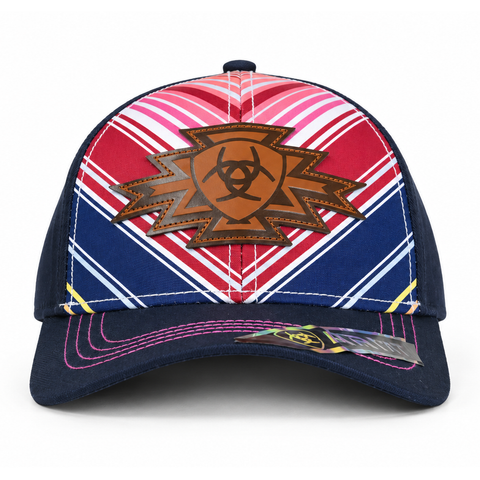 Gorra ARIAT azul marino con franjas rosas y parche de cuero, vista frontal