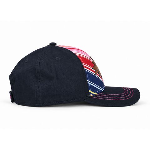 Gorra ARIAT azul marino con franjas rosas y parche de cuero, vista lateral-izquierdo