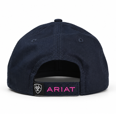 Gorra ARIAT azul marino con franjas rosas y parche de cuero, vista trasera