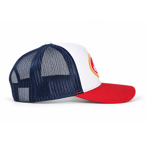 Gorra ARIAT blanca con visera roja y malla azul marino, vista lateral-izquierdo