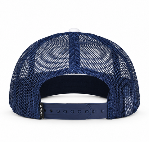 Gorra ARIAT blanca con visera roja y malla azul marino, vista trasera