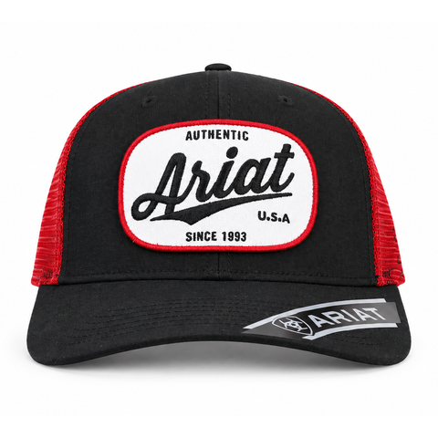 Gorra ARIAT negra con malla roja y parche blanco, vista frontal