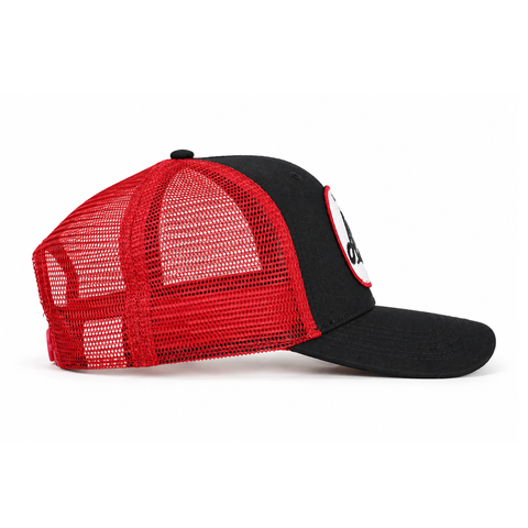 Gorra ARIAT negra con malla roja y parche blanco, vista lateral-izquierdo