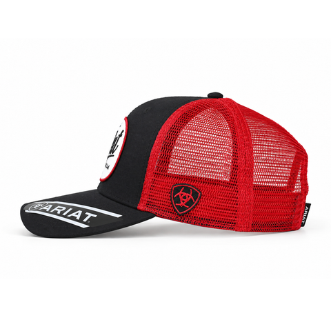 Gorra ARIAT negra con malla roja y parche blanco, vista lateral-derecho