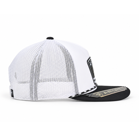 Gorra ARIAT blanca con visera negra, vista lateral-izquierdo