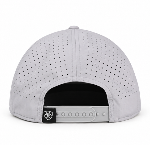 Gorra ARIAT gris claro perforada con visera plana, vista trasera
