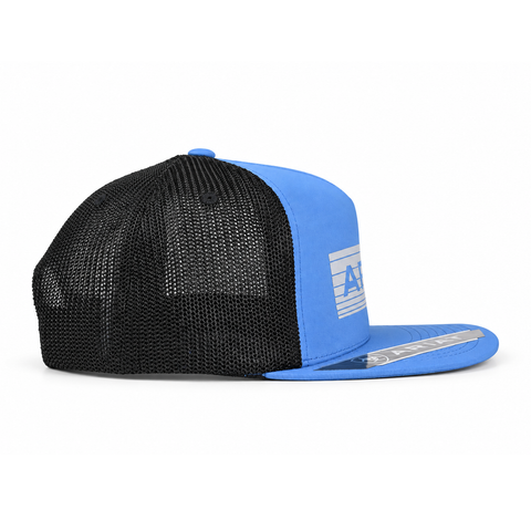 Gorra ARIAT azul con malla negra y visera plana, vista lateral-izquierdo