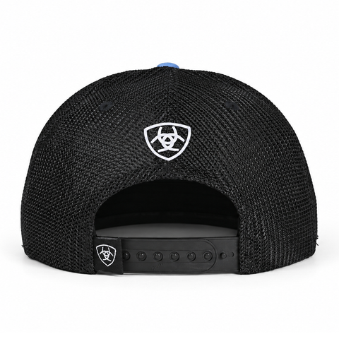 Gorra ARIAT azul con malla negra y visera plana, vista trasera