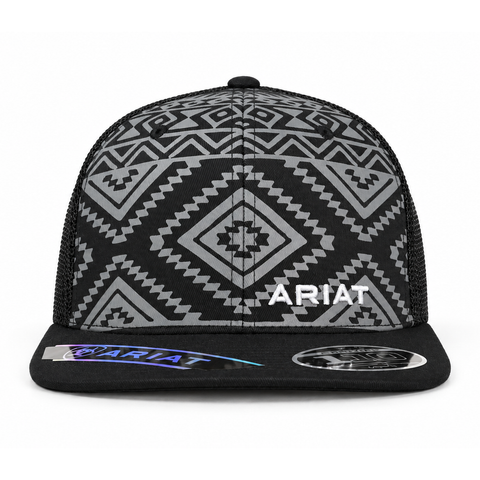 Gorra ARIAT negra con estampado geométrico gris y visera plana, vista frontal