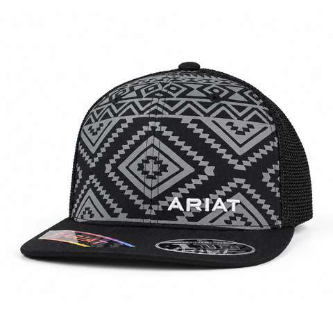 Gorra ARIAT negra con estampado geométrico gris y visera plana, vista perfil