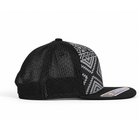 Gorra ARIAT negra con estampado geométrico gris y visera plana, vista lateral-izquierdo