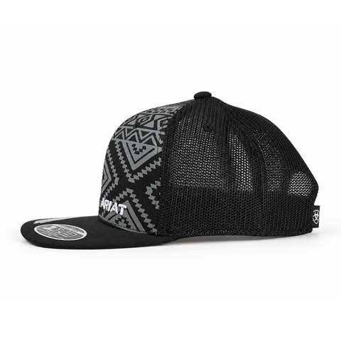 Gorra ARIAT negra con estampado geométrico gris y visera plana, vista lateral-derecho