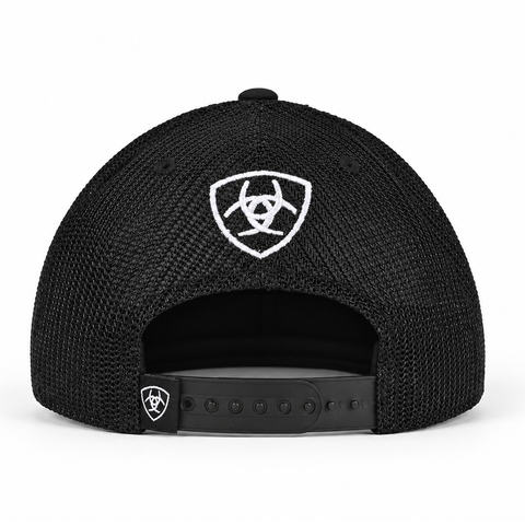 Gorra ARIAT negra con estampado geométrico gris y visera plana, vista trasera