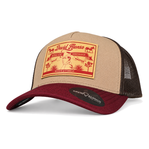 Gorra Ranch & Corral David Alonso beige con visera guinda y malla café, vista tres cuartos. SKU 7506136302924.