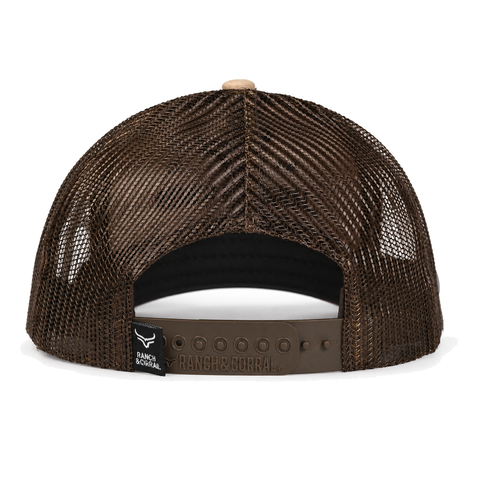 Gorra Ranch & Corral David Alonso beige con visera guinda y malla café, vista trasera. SKU 7506136302924.