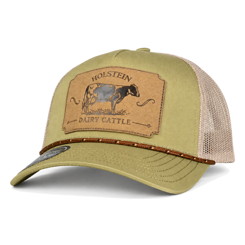 Gorra Ranch & Corral Holstein verde oliva con parche de vaca y malla crema, vista tres cuartos. SKU 7506136301835.