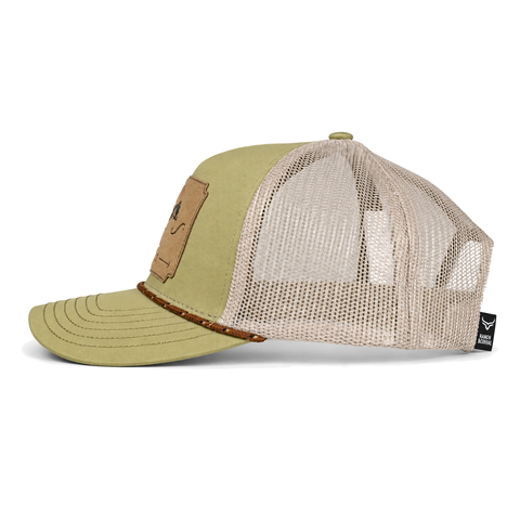 Gorra Ranch & Corral Holstein verde oliva con parche de vaca y malla crema, vista lateral izquierdo. SKU 7506136301835.