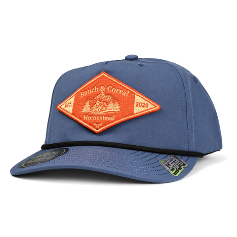 Gorra Ranch & Corral Homestead azul con parche naranja, vista tres cuartos. SKU 7506136302511.