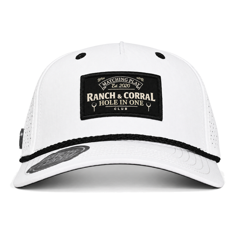 Gorra Ranch & Corral Hole in One blanca con cordón negro, vista frontal. SKU 7506136302252.