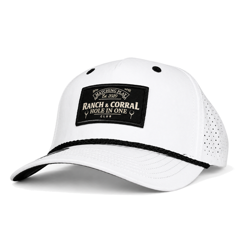 Gorra Ranch & Corral Hole in One blanca con cordón negro, vista tres cuartos. SKU 7506136302252.