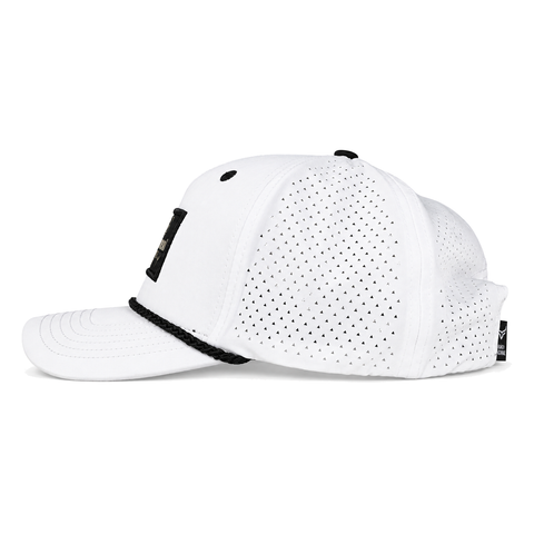 Gorra Ranch & Corral Hole in One blanca con cordón negro, vista lateral izquierdo. SKU 7506136302252.