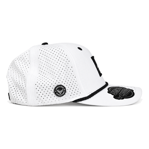 Gorra Ranch & Corral Hole in One blanca con cordón negro, vista lateral derecho. SKU 7506136302252.