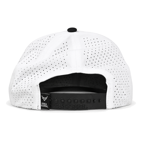 Gorra Ranch & Corral Hole in One blanca con cordón negro, vista trasera. SKU 7506136302252.