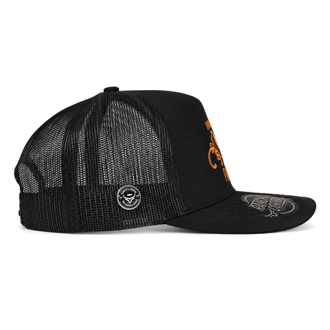Gorra Ranch & Corral Palenque negra con gallo bordado naranja y malla negra, vista lateral derecho. SKU 7506136302832.