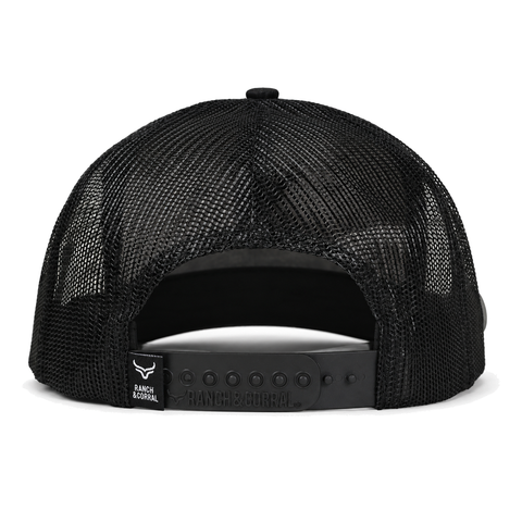 Gorra Ranch & Corral Palenque negra con gallo bordado naranja y malla negra, vista trasera. SKU 7506136302832.