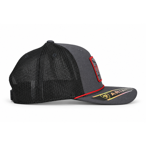 Gorra ARIAT gris y negro con detalles rojos, lateral izquierdo