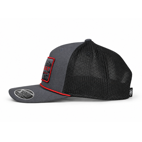 Gorra ARIAT gris y negro con detalles rojos, lateral derecho