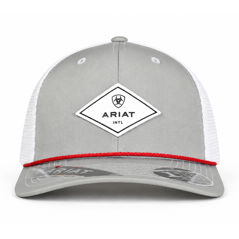 Gorra ARIAT gris con malla blanca y cordón rojo, vista frontal