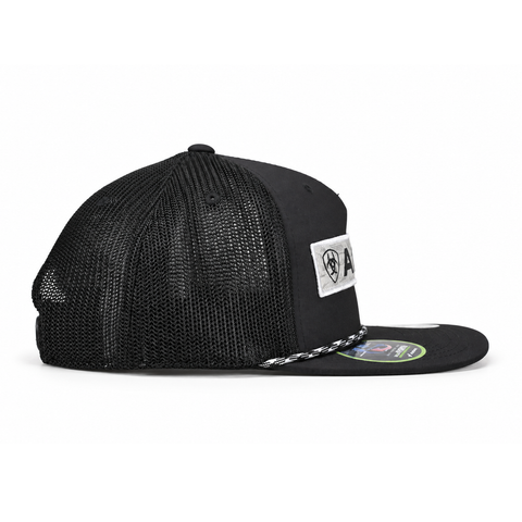 Gorra ARIAT negra de visera plana, lateral izquierdo