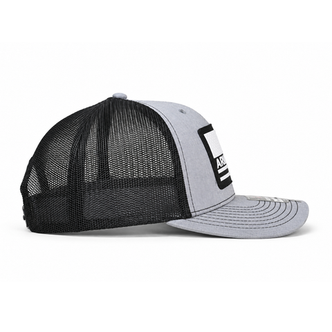 Gorra ARIAT gris y negro con bandera, vista lateral-izquierdo