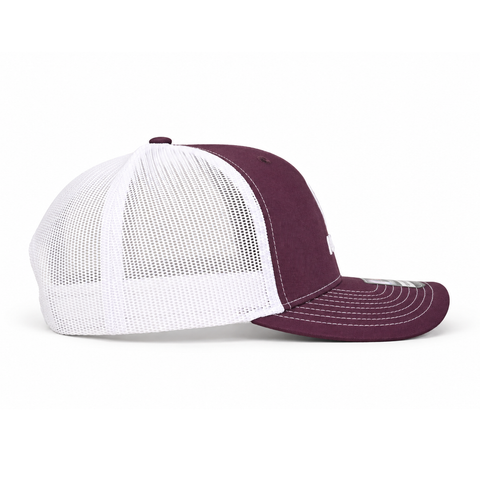Gorra ARIAT color vino y blanco, lateral izquierdo