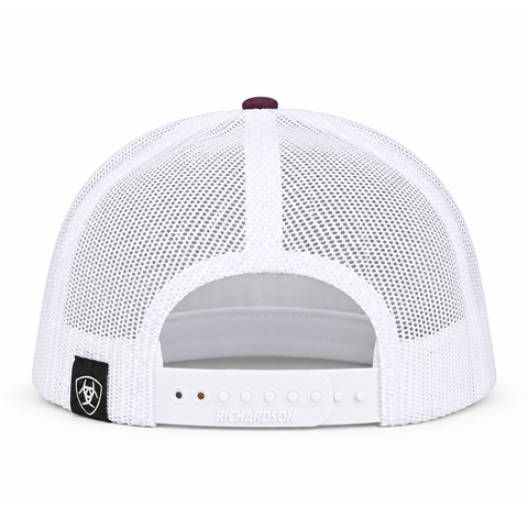 Gorra ARIAT color vino y blanco, vista trasera