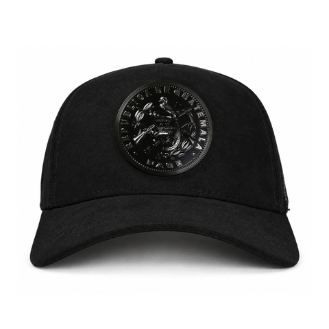 MONEY MAKERS X REY CAPS CENTENARIO TOTAL BLACK, gorra negra, vista frontal, sobre fondo blanco.