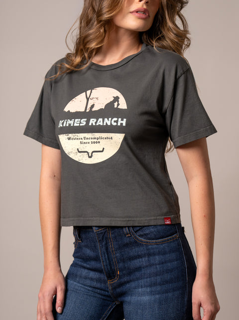 PLAYERA KIMES RANCH RANCHER - PEPPER