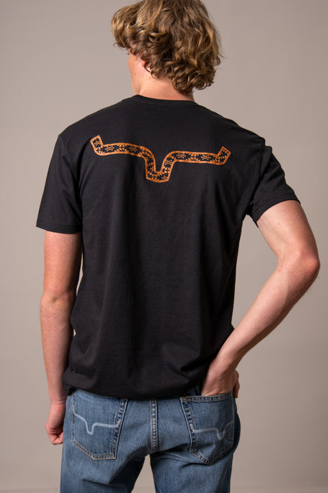 PLAYERA KIMES RANCH ROWELL - NEGRO