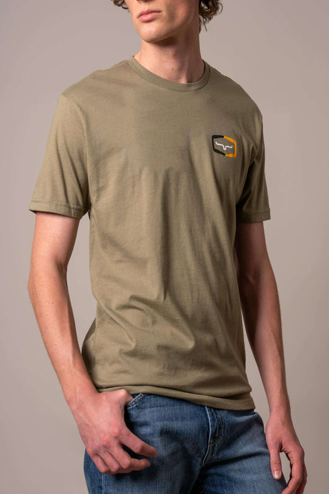 PLAYERA KIMES RANCH FRAMEWORK - OLIVA CLARO
