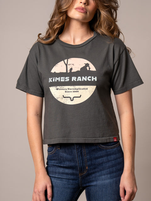 PLAYERA KIMES RANCH RANCHER - PEPPER